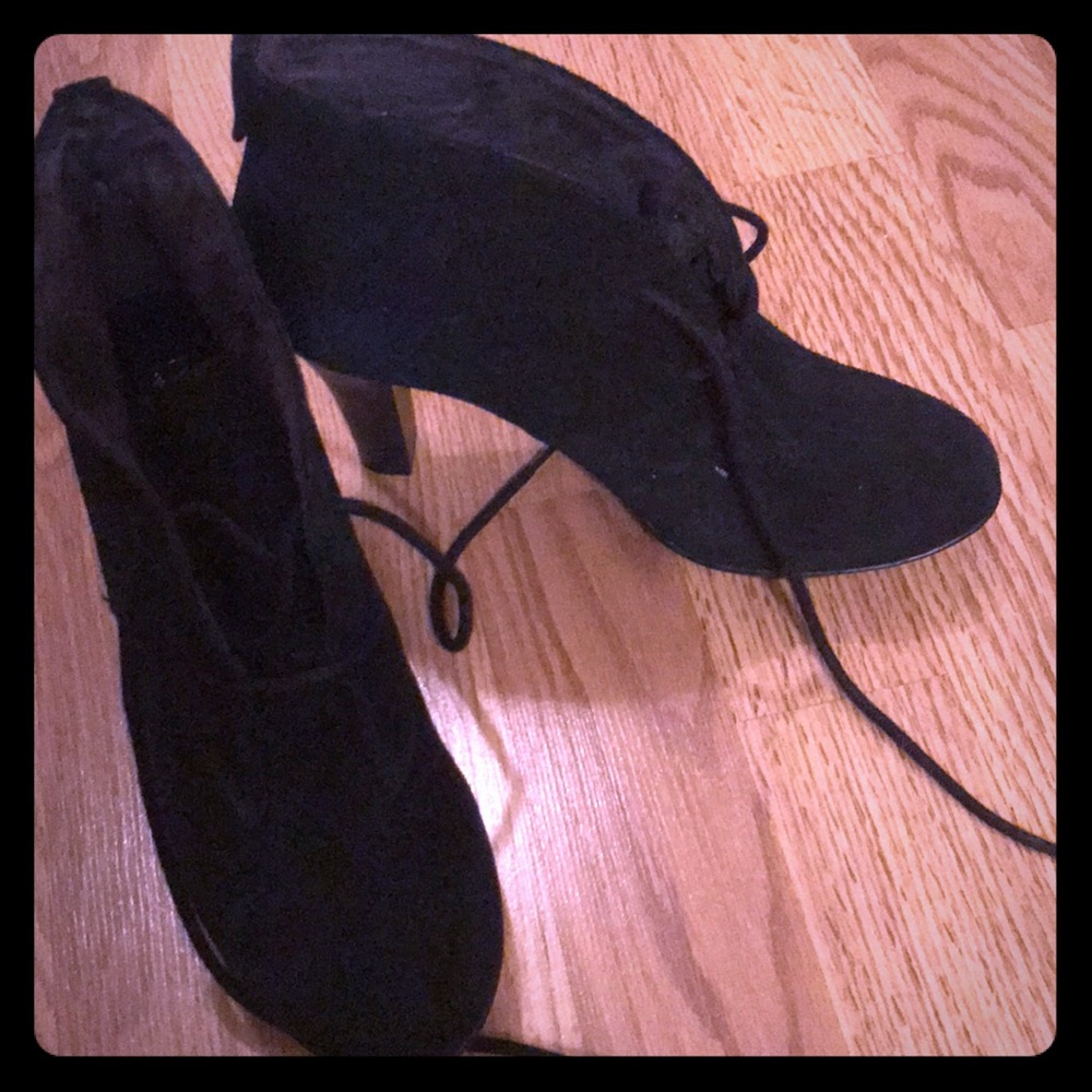 Black suede Croft & Barrow ankle boots